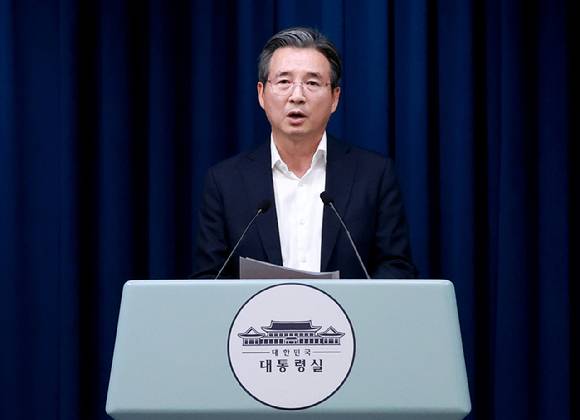 김용범 대통령실 정책실장이 25일 서울 용산 대통령실 청사에서 이날 강훈식 대통령비서실장 주재로 열린 통상대책회의 관련 브리핑을 하고 있다. 2025.7.25 [사진=연합뉴스]