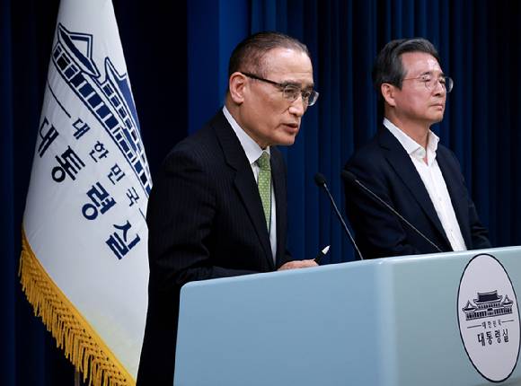 위성락 국가안보실장이 25일 서울 용산 대통령실 청사에서 강훈식 대통령비서실장 주재로 열린 통상대책회의 관련 브리핑을 하고 있다. 2025.7.25 [사진=연합뉴스]