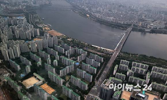 서울 잠실 롯데월드타워 전망대에서 바라본 아파트 전경.