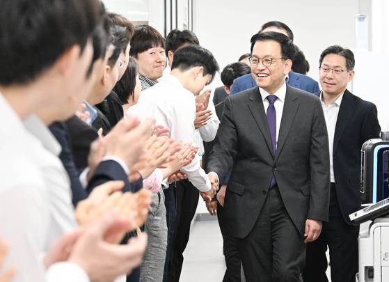 최상목 전 경제부총리 겸 기획재정부 장관이 정부세종청사에서 직원들과 퇴임 인사를 하고 있다. [사진 기획재정부]