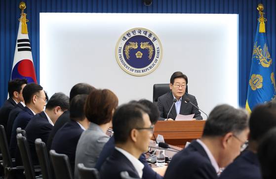 이재명 대통령이 24일 수석보좌관 회의에서 모두발언을 하고 있다. 이 대통령은 이날 “기업이 살아야 나라 경제가 살고, 또 더 많은 국민이 투자해야 기업이 산다”고 강조했다. 김현동 기자