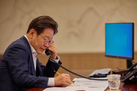 이재명 대통령이 23일 서울 용산구 대통령실청사에서 토카예프 카자흐스탄 대통령과 첫 통화를 하고 있다.대통령실제공