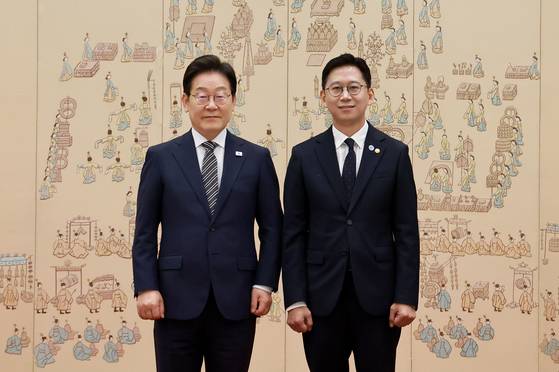 이재명 대통령과 배경훈 과학기술정보통신부 장관이 지난 23일 대통령실 청사에서 열린 임명장 및 위촉장 수여식에서 기념촬영을 하고 있다. 뉴시스