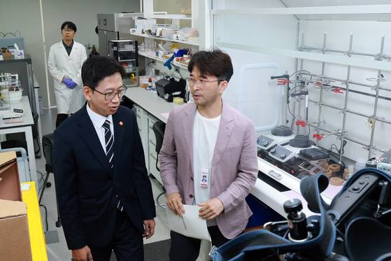 배경훈 과학기술정보통신부 장관이 지난 21일 서울바이오허브 입주 기업인 큐어버스를 방문하여 조성진 큐어버스 대표(오른쪽)의 설명을 듣고 있다. 연합뉴스