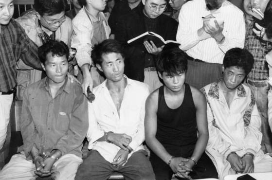 지존파 일당이 서울 서초경찰서에서 기자들과 일문일답하고 있다. 중앙포토