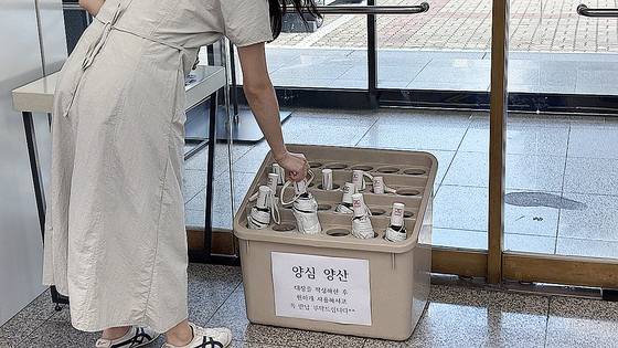 지난 23일 오후 대구 달서구청 민원실 앞에 비치된 양심양산. 이날 36도까지 기온이 치솟으면서 두시간 만에 절반이 동났다. 대구=백경서 기자