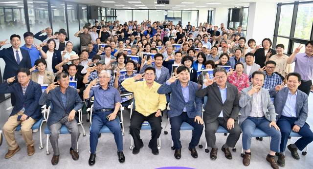 ▲ 박찬대 더불어민주당 당대표 후보가 24일 강원도당 대회의실에서 당원들과 기념촬영을 하고 있다.  방도겸 기자
