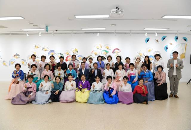 ▲ 양구인문학박물관은 25일 ‘강원여류서예가 민들레의 영토전’ 개막 행사를 개최했다. 이날 행사에는 서흥원 양구군수, 김중석 강원도민일보 회장, 이상돈 강원여류서예가협회장을 비롯한 협회 회원 등이 참석했다. 이번 기획전시는 오는 8월 20일까지 이어진다.