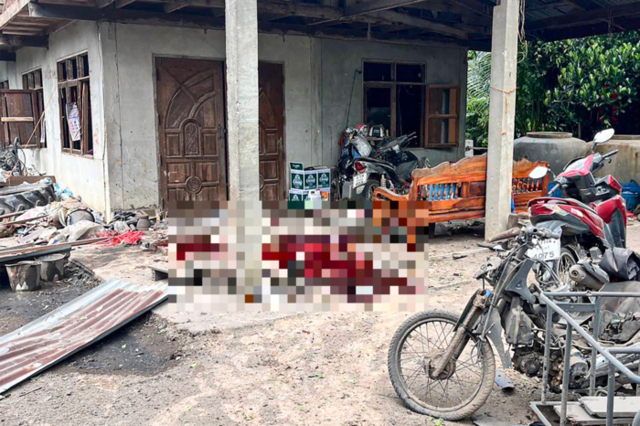 ▲ 태국 정부는 지난 24일(현지시간) 오전, 동부 수린주와 캄보디아 북서부 우다르미언쩨이주 국경에서 캄보디아군의 발포로 교전이 발생했다고 밝혔다. 사진은 이날 태국 군이 촬영해 공개한 로켓 공격으로 손상된 민가. AFP 연합뉴스