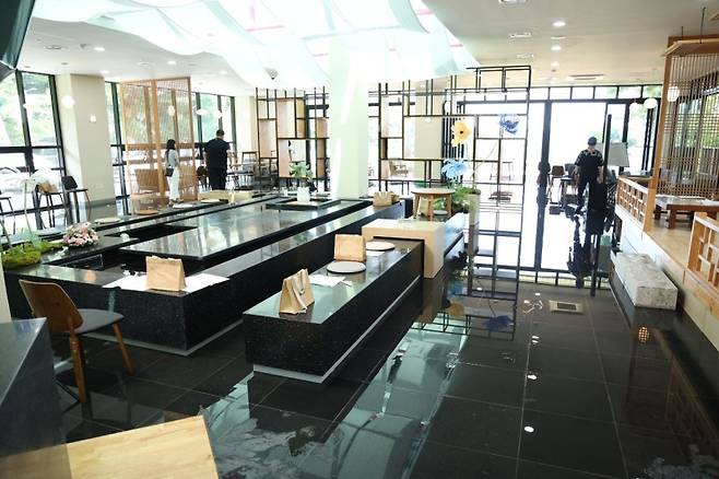 ▲ 스프링클러 작동으로 물바다가 된 전시관 [제공:머니 S]&nbsp;