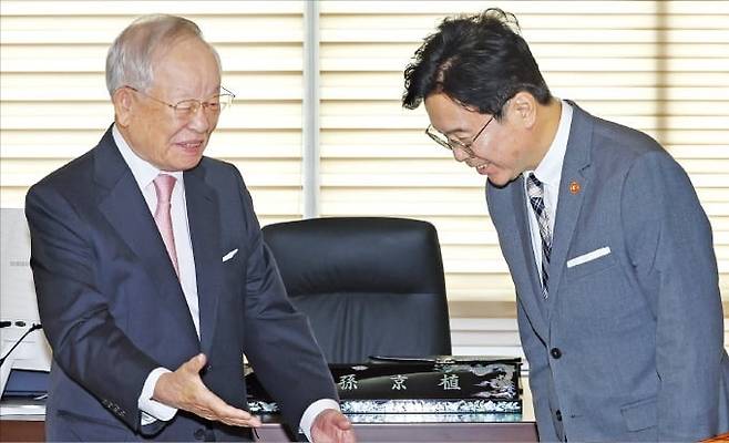 <경총 회장 만난 김영훈 고용부 장관>  김영훈 고용노동부 장관(오른쪽)이 24일 서울 대흥동 한국경영자총협회를 찾아가 손경식 경총 회장에게 인사하고 있다. ﻿ /연합뉴스