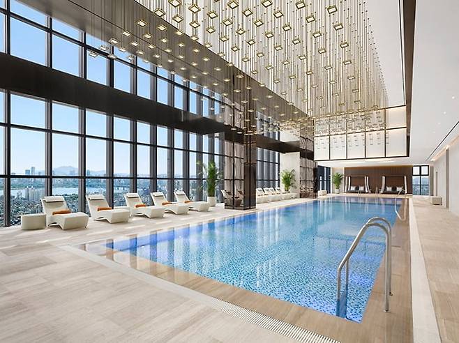 풀만 앰배서더 서울 이스트폴의 수영장