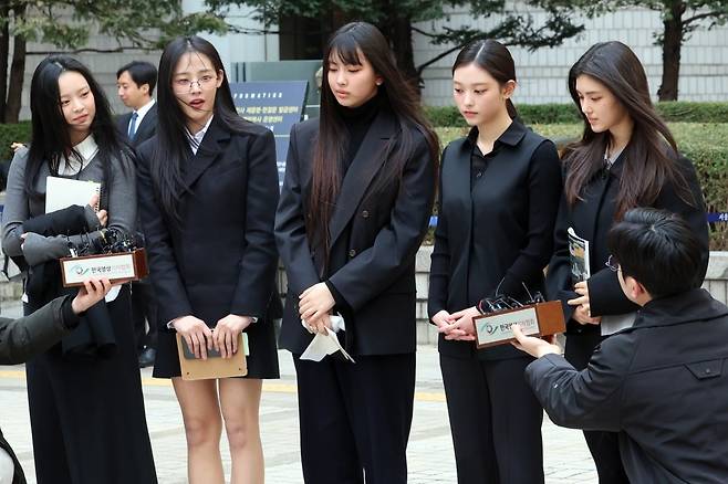 그룹 뉴진스(왼쪽부터 하니, 민지, 혜인, 해린, 다니엘)가 지난 3월 7일 서울 서초구 서울중앙지방법원에서 어도어 측이 멤버들을 상대로 제기한  ‘기획사 지위보전 및 광고계약 체결 등 금지’ 가처분 첫 심문기일을 마친 후 취재진 질문에 답하고 있다. 사진=뉴스1