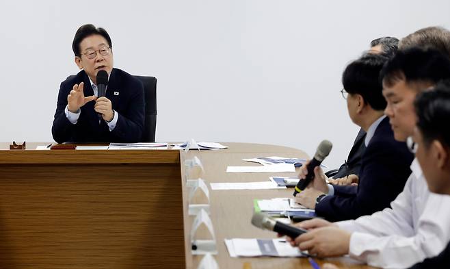 이재명 대통령이 25일 경기 시흥시 SPC 삼립 시흥 공장에서 열린 산업재해 근절 현장 노사간담회에서 허영인 SPC그룹 회장에게 근로자 노동 환경 등에 대해 질문하고 있다.  사진=연합