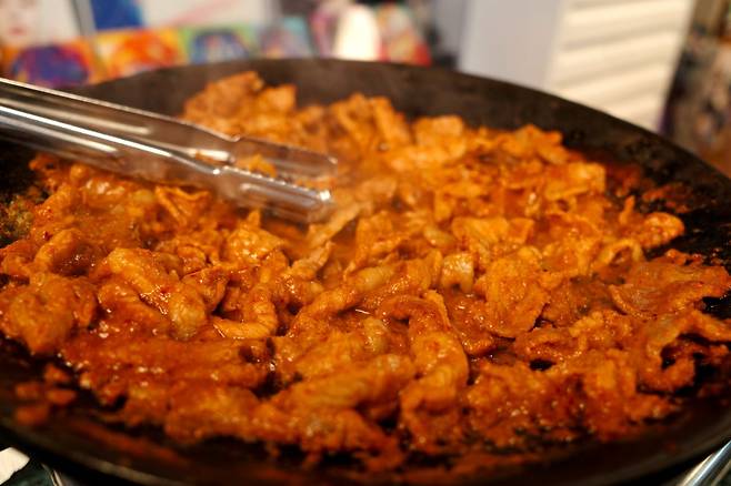 서울 강남구에 위치한 유정식당의 흑돼지 제육볶음. 사진=이준형 블루밍비트 기자