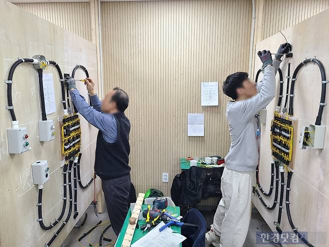 중장년 수험생과 청년 수험생이 나란히 전기기능사 실기시험을 준비하는 모습. /사진=에듀윌 제공