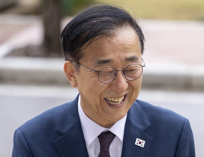 김윤덕 국토교통부 장관 후보자가 15일 정부과천청사에 마련된 인사청문회 준비 사무실로 첫 출근하다 취재진과 만나 인터뷰하고 있다. 사진=연합뉴스