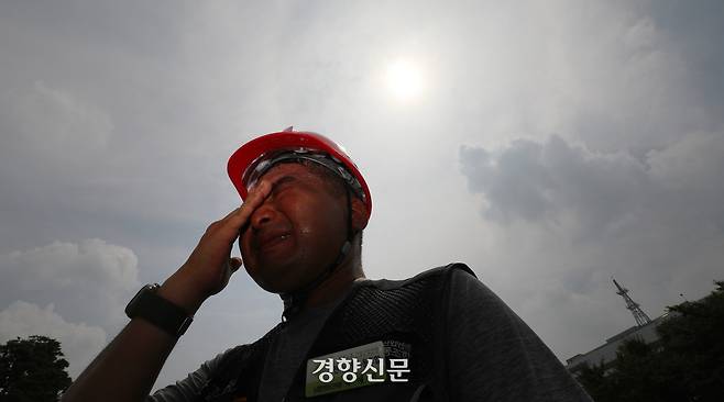 민주노총 건설노조 소속 노동자들이 2023년 8월2일 서울 용산구 대통령실 앞에서 기자회견을 열고 건설노동현장 폭염 대책을 요구하고 있다. 권도현 기자