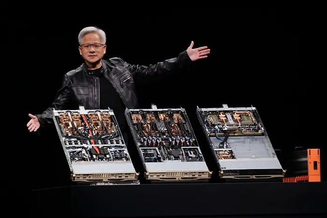 젠슨 황 엔비디아 최고경영자(CEO)가 지난 5월 19일 대만 타이베이에서 열린 컴퓨텍스 2025 기조연설에서 ‘그레이스 블랙웰 NVL72 GPU’를 선보이고 있다. EPA연합뉴스