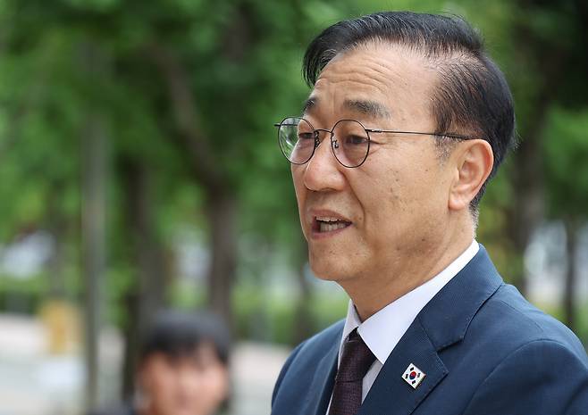 김윤덕 국토교통부 장관 후보자가 지난 15일 정부과천청사에 마련된 인사청문회 준비 사무실로 첫 출근하며 취재진 질문에 답하고 있다. 연합뉴스