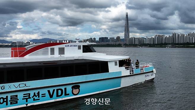 한강버스 시민체험단과 취재진을 태운 한강버스가 서울 광진구 뚝섬 선착장을 떠나 송파구 잠실 선착장으로 이동하고 있다. 문재원 기자