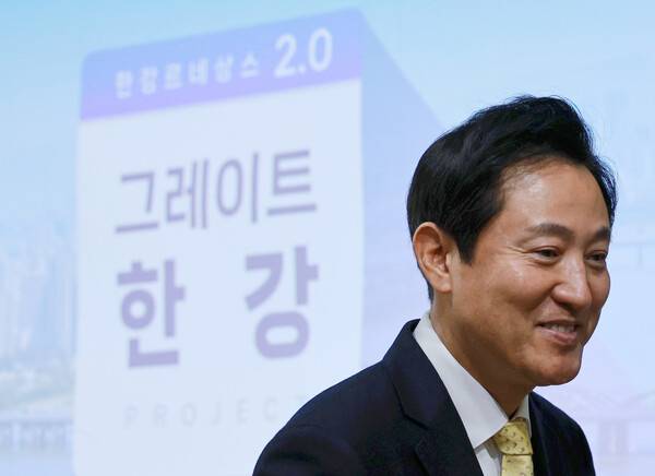 오세훈 서울시장이 2023년 3월 9일 서울 중구 시청 브리핑실에서 ‘그레이트 한강(한강르네상스 2.0 프로젝트)’ 기자설명회에 참석해 발언대로 향하고 있다. 연합뉴스