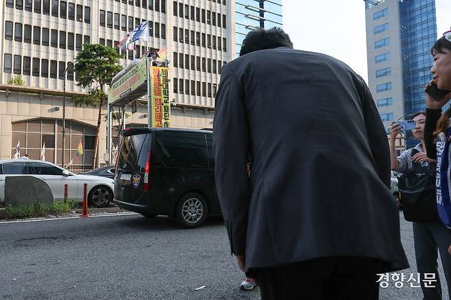 김영훈 고용노동부 장관이 25일 서울 중구 세종호텔 앞 농성장을 찾아 정리해고 철회 등을 촉구하며 163일째 고공농성 중인 고진수 민주노총 세종호텔 지부장을 향해 인사하고 있다.  성동훈 기자