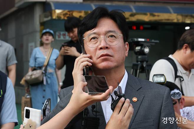 김영훈 고용노동부 장관이 25일 서울 중구 세종호텔 앞 농성장을 찾아 정리해고 철회 등을 촉구하며 163일째 고공농성 중인 고진수 민주노총 세종호텔 지부장과 전화통화를 하고 있다. 성동훈 기자