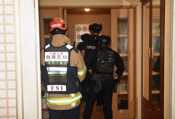 지난 21일 인천 송도국제도시 아파트에서 60대 남성이 아들을 사제총기로 살해한 뒤 체포됐다. 경찰이 21일 집에 폭발물을 설치했다는 피의자 진술을 토대로 서울 도봉구 피의자 자택을 수색하고 있다. 연합뉴스