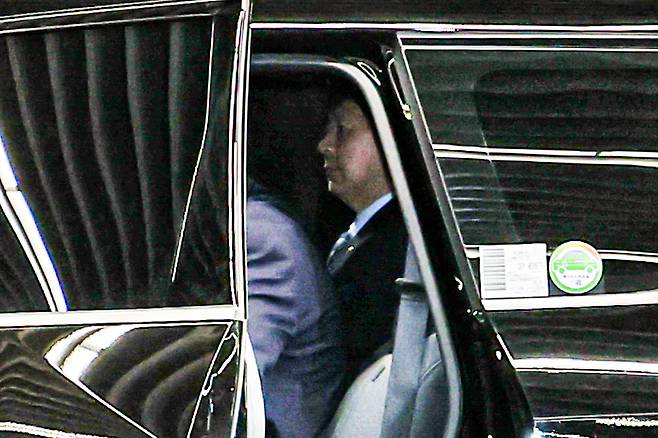 Deputy Prime Minister and Minister of Economy and Finance Koo Yun-cheol leaves Incheon International Airport on July 24. [YONHAP]