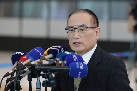 National Security Adviser Wi Sung-lac answers briefs reporters on the outcomes of his visit to the United States at the Incheon International Airport on July 24. [JOINT PRESS CORPS]