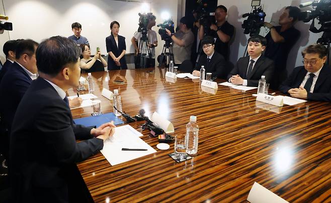이형훈 보건복지부 제2차관과 김원섭 대한수련병원협의회장, 한성존 대한전공의협의회 비상대책위원장, 김동건 대한전공의협의회 비상대책위원 등이 25일 서울 중구 플라자호텔에서 열린 전공의 수련협의체 첫 회의에 참석해 있다. 연합뉴스&nbsp;