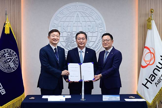 25일 한국항공우주연구원에서 열린 한국형발사체 개발 기술이전 계약 체결식. 한국항공우주연구원