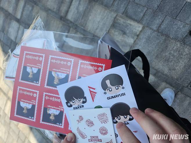 T1이 나눠준 굿즈. 송한석 기자