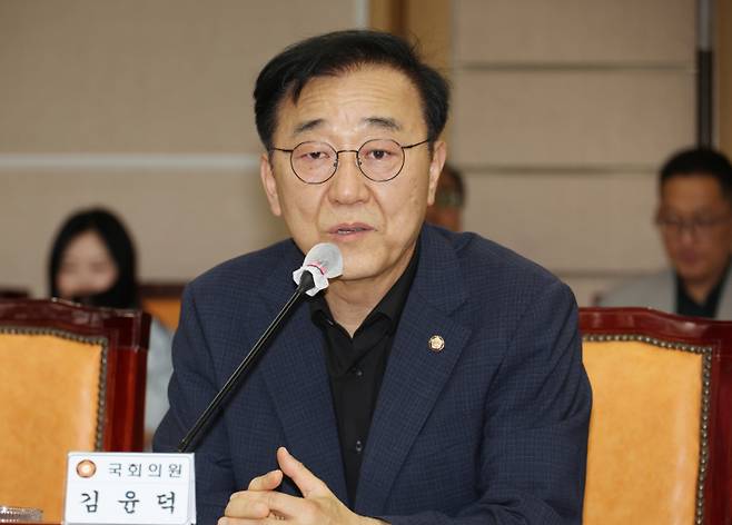 국토교통부 장관 후보자로 지명된 김윤덕 더불어민주당 의원(전주갑)이 지난 11일 전북도청에서 열린 ‘전북 국회의원·도·시군 예산정책협의회’에 참석해 발언하고 있다. 연합뉴스