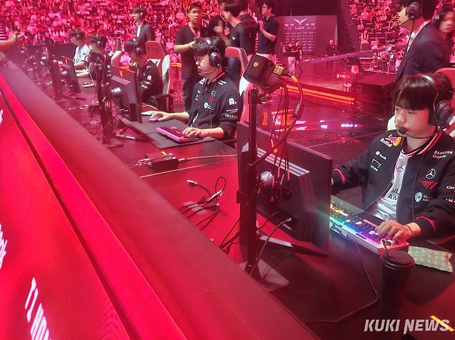 홈그라운드 T1 선수단. 송한석 기자