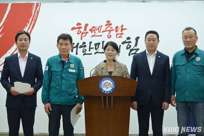 국민의힘 충남도의원들이 김태흠 지사의 해외 출장과 관련 25일 충남도청 프레스센터에서 민주당 주장을 반박하는 기자회견을 갖고 있다. (사진 왼쪽부터 신영호, 정광섭, 이현순,박정식, 주진하 의원)