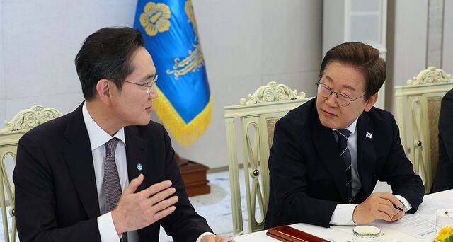 이재명 대통령이 지난 6월 13일 서울 용산 대통령실에서 열린 6경제단체·기업인 간담회에서 이재용 삼성전자 회장의 발언을 듣고 있다. 대통령실통신사진기자단