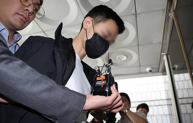 법원 향하는 경복궁 낙서 지시 30대 / 사진=연합뉴스