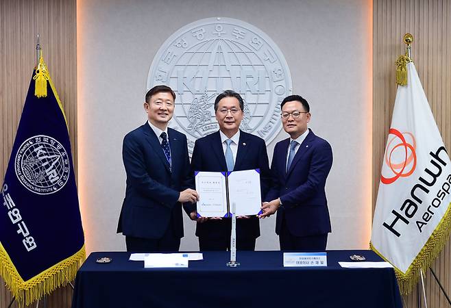 이상철 한국항공우주연구원 원장, 윤영빈 우주항공청장, 손재일 한화에어로스페이스 대표(왼쪽부터)가 기술이전 계약을 체결한 뒤 기념촬영을 하고 있다. [사진=항우연]