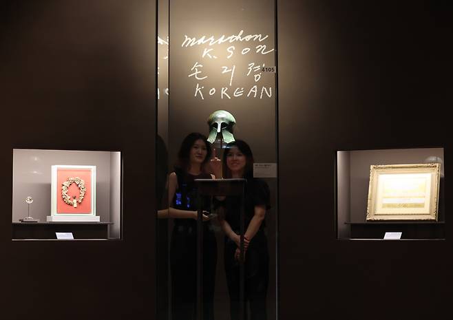 24일 서울 용산구 국립중앙박물관에서 광복 80주년 특별전 ‘두발로 세계를 제패하다’ 사전공개회가 열리고 있다. 벽면에는  손기정 선생이 베를린 올림픽 우승 직후인 1936년 8월 15일에 직접 서명한 엽서에 남겨진 서명   ‘Korean(코리안) 손긔졍’ 문구가 새겨져있다.   . <연합뉴스>