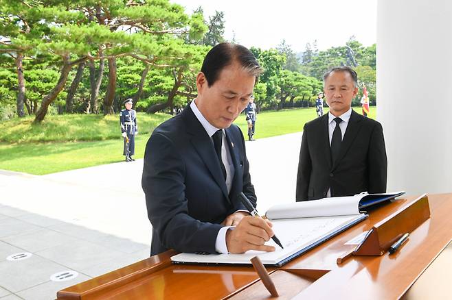 권오을 신임 국가보훈부 장관이 25일 오후 국립서울현충원을 방문해 방명록을 작성하고 있다. [사진=보훈부 제공]