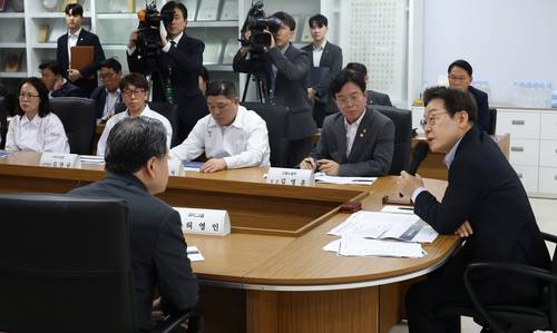 이재명 대통령이 25일 경기도 시흥시 SPC 삼립 시화공장에서 열린 산업재해 근절 현장 노사간담회에서 참석자의 발언을 경청하고 있다. [김호영기자]