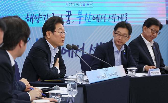 이재명 대통령이 25일 부산 부경대에서 타운홀 미팅 형식으로 열린 '국민소통 행보, 부산의 마음을 듣다' 행사에서 발언하고 있다. 김경수 대통령 직속 지방시대위원장(가운데)과 박형준 부산시장이 배석해 있다.  김호영 기자