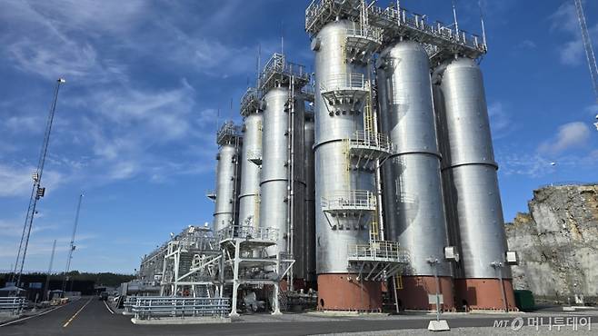 지난달 26일(현지시간) 노르웨이 베스트란드(Vestland)주 외이가르덴(Oeyargden)의 노던라이츠(Northern Lights) 터미널. 높이 36m의 LCO2(액화이산화탄소) 저장탱크 12기가 서있는 모습./외이가르덴(노르웨이)=김도균 기자 /사진=김도균