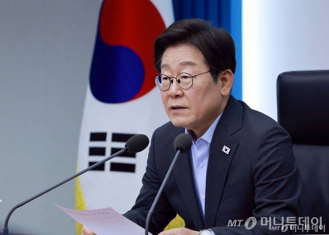 [서울=뉴시스] 고범준 기자 = 이재명 대통령이 24일 서울 용산 대통령실 청사에서 열린 제5차 수석보좌관회의에서 발언하고 있다. 2025.07.24. bjko@newsis.com /사진=고범준
