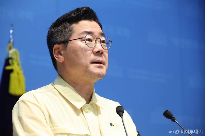 [서울=뉴시스] 박찬대 더불어민주당 당대표 후보가 24일 오전 서울 여의도 국회 소통관에서 검찰개혁 관련 기자회견을 하고 있다.2025.07.24.