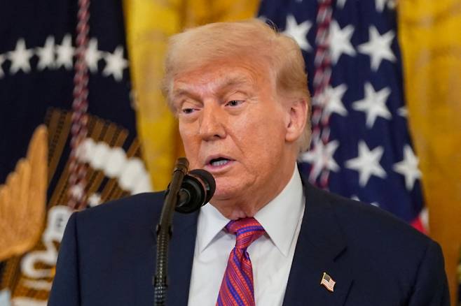 (워싱턴DC 로이터=뉴스1) 류정민 특파원 = 도널드 트럼프 미국 대통령이 18일(현지시간) 워싱턴DC 백악관에서 '지니어스 법안'(Genius Act, Guiding and Establishing National Innovation for U.S. Stablecoins Act) 서명식에서 연설하고 있다. 지니어스 법안은 디지털 자산인 스테이블코인을 제도화하기 위해 연방 정부 차원의 규제 프레임워크를 개발하고 업계 감독을 확대하는 등의 내용을 담고 있다. 2025.07.18  ⓒ 로이터=뉴스1  Copyright (C) 뉴스1. All rights reserved. 무단 전재 및 재배포,  AI학습 이용 금지. /사진=(워싱턴DC 로이터=뉴스1) 류정민 특파원