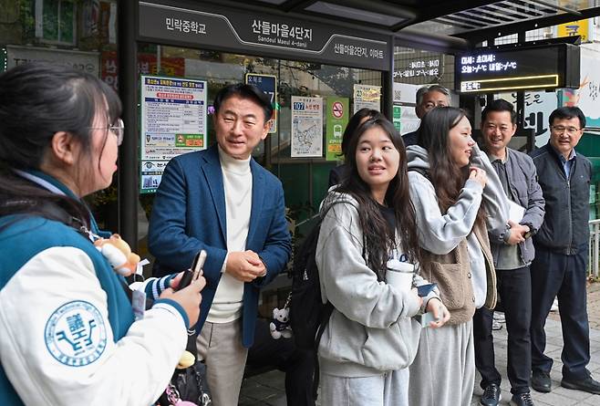 지난 2월 의정부 학생 통학버스 등굣길 현장 확인에 나선 김동근 의정부시장이 학생들과 대화를 나누고 있다. /사진제공=의정부시