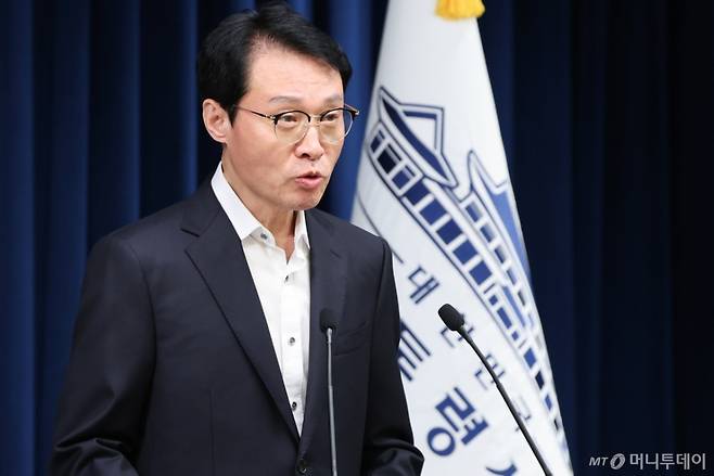(서울=뉴스1) 허경 기자 = 이규연 대통령실 홍보소통수석이 17일 서울 용산 대통령실 청사에서 대통령 주재 수석보좌관 회의 관련 브리핑을 하고 있다. 2025.7.17/뉴스1  Copyright (C) 뉴스1. All rights reserved. 무단 전재 및 재배포,  AI학습 이용 금지. /사진=(서울=뉴스1) 허경 기자